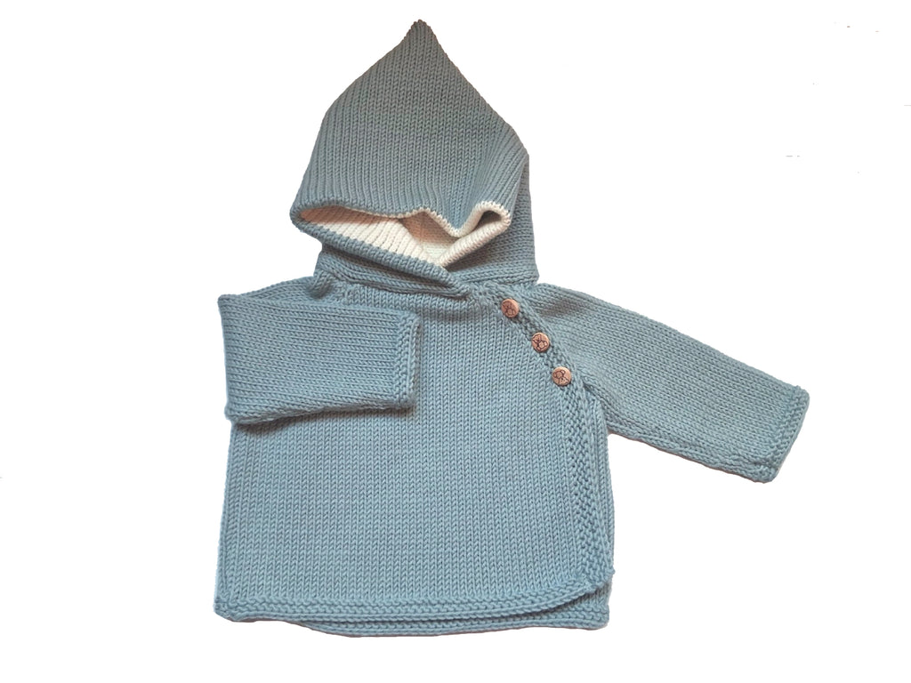 paletot bébé à capuche en laine mérinos vert céladon tricoté en France vue devant fermé