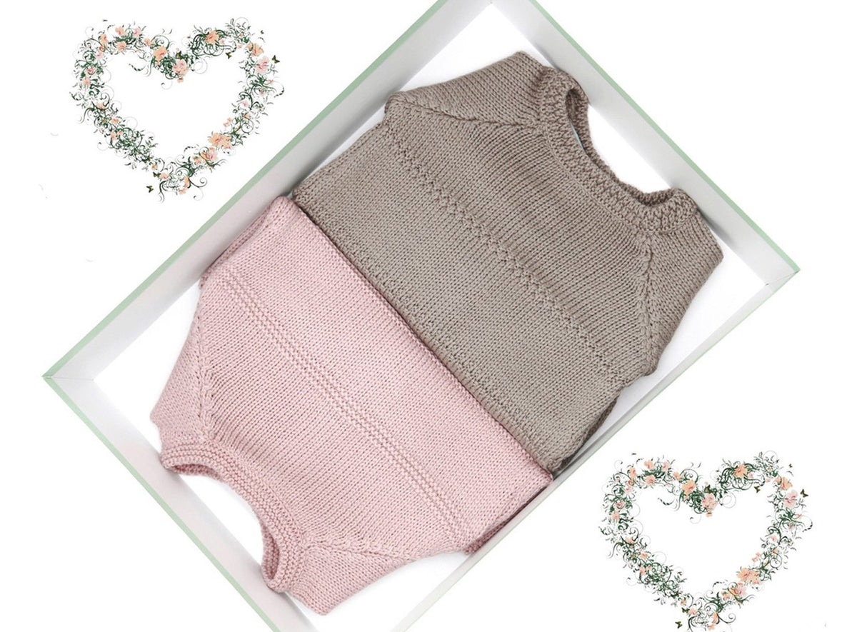 Deux brassières pour prématuré en laine mérinos taupe et rose, tricotées en France.