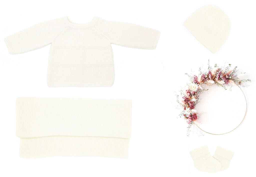 trousseau prématuré en laine mérinos écru comprenant brassière couverture bonnet et chaussons tricotés en France