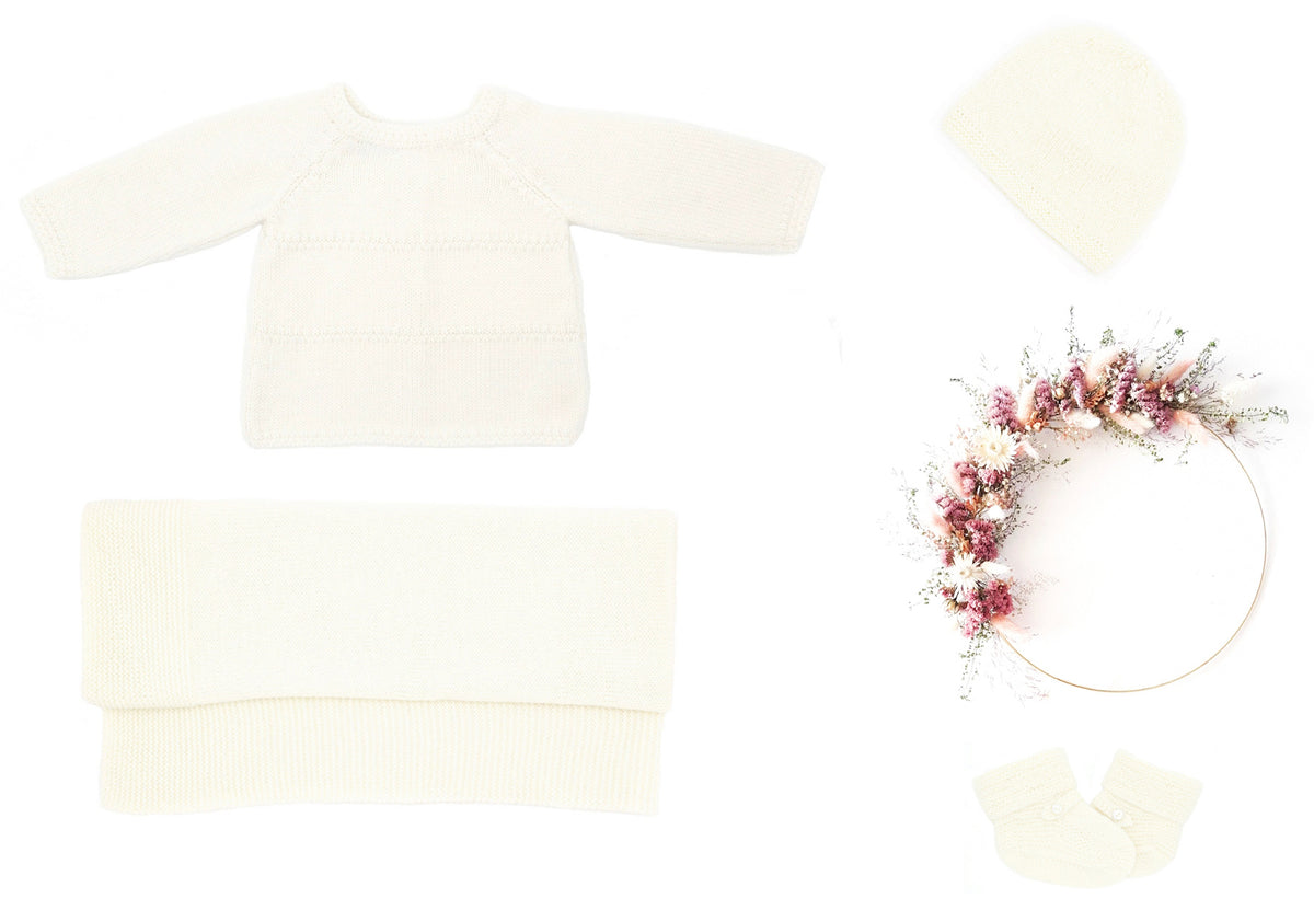 trousseau prématuré en laine mérinos écru comprenant brassière couverture bonnet et chaussons tricotés en France
