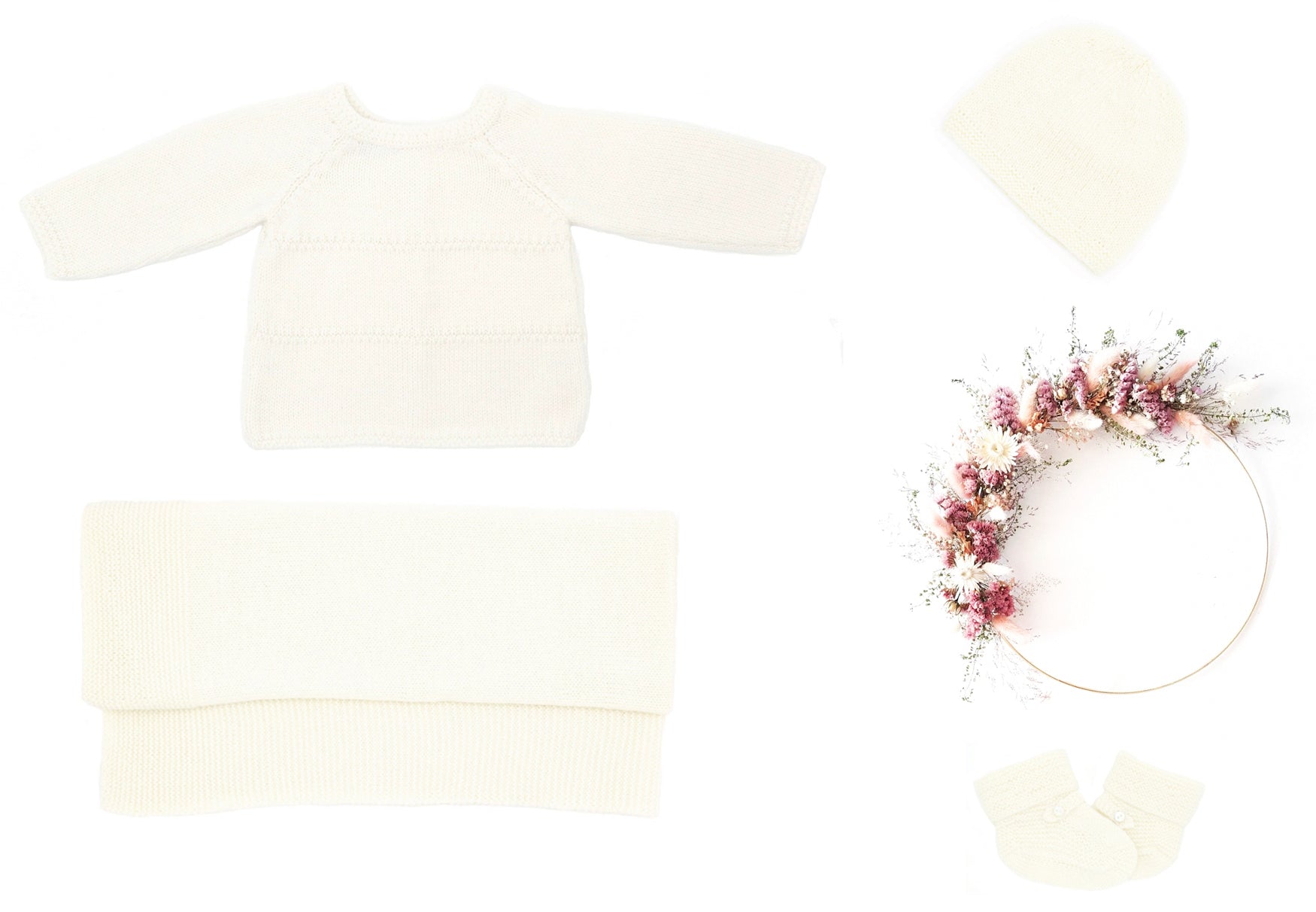 trousseau prématuré en laine mérinos écru comprenant brassière couverture bonnet et chaussons tricotés en France