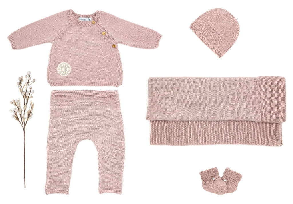 trousseau prématuré en laine mérinos rose comprenant brassière couverture pantalon bonnet et chaussons tricotés en France