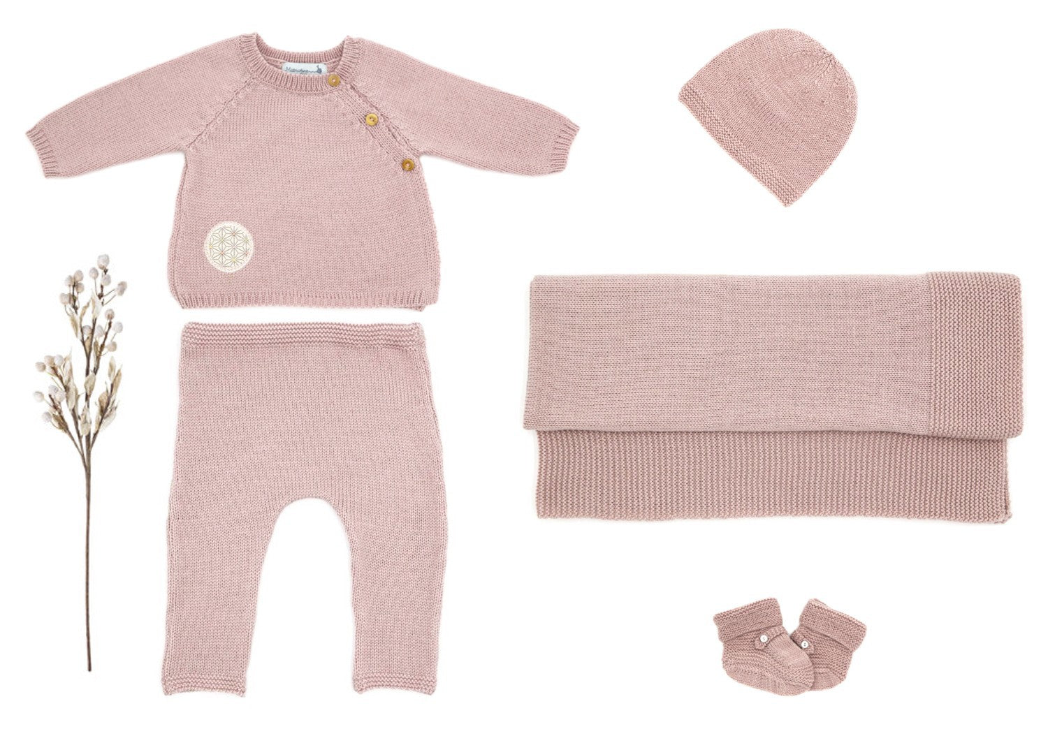 trousseau prématuré en laine mérinos rose comprenant brassière couverture pantalon bonnet et chaussons tricotés en France